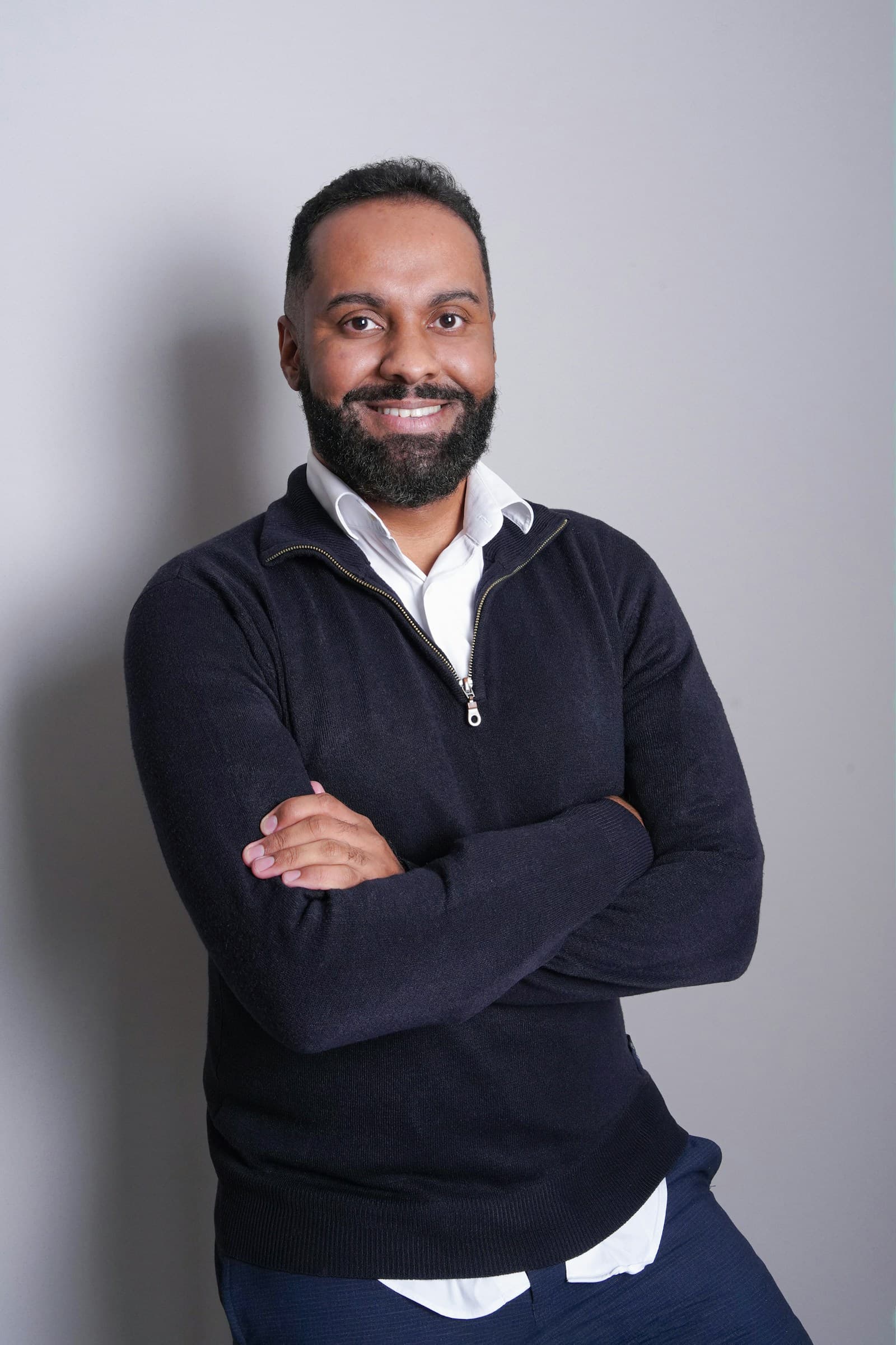 Portrait d’un homme souriant, tenue professionnelle décontractée